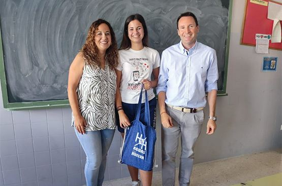 Foto ganadora junto a tutora y gerente emahsa