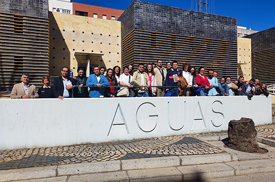 Foto familia visita sede AH