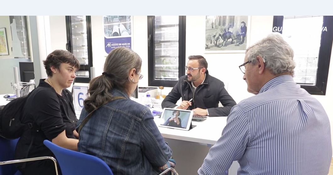 Atención en mesa de clientes con discapacidad auditiva