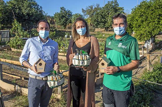 Foto Pedro Peña, M J Pulido (Ayto.) y responsable Aula Naturaleza en huertos Parque Moret