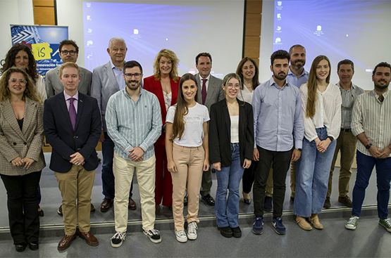 Foto familia acto entrega premios