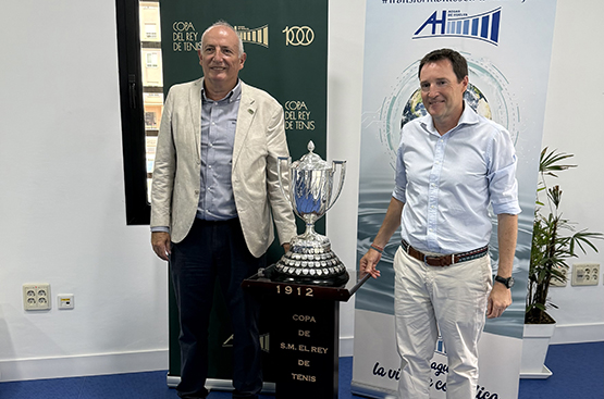 Foto Organizador y Patrocinador con la Copa
