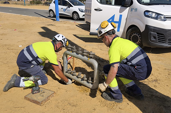 Foto operarios montando una batería de contadores