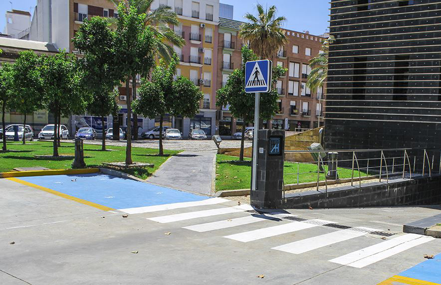 Pasos peatonales y aparcamientos adaptados Aguas de Huelva