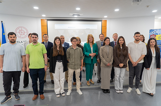 Foto familia organizadores y premiados