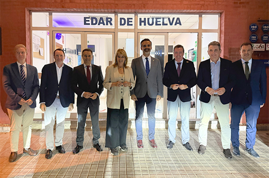 Foto familia Junta, Ayto. y Emahsa en la EDAR de Huelva.