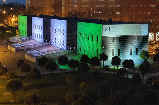 Imagen aérea de la sede de emahsa iluminada bandera Andalucía