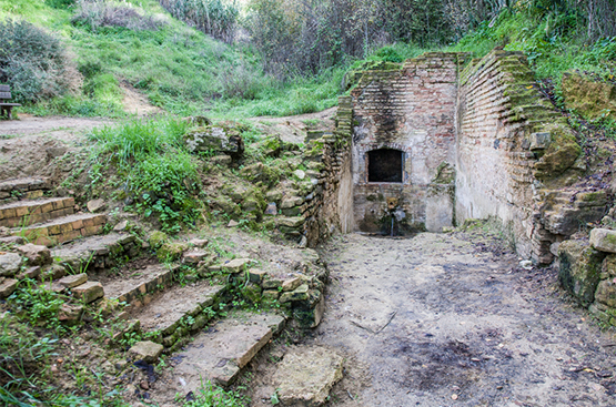 Foto frontal de la Fuente Vieja de Huelva