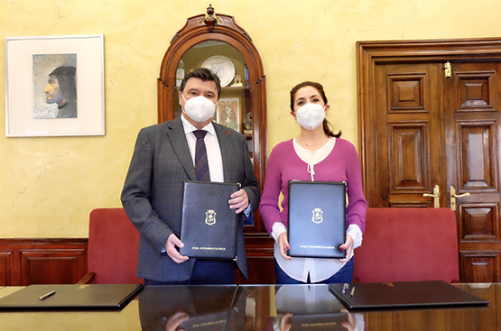 Foto Alcalde Gabriel Cruz y gerente Emahsa Isabel Butrón