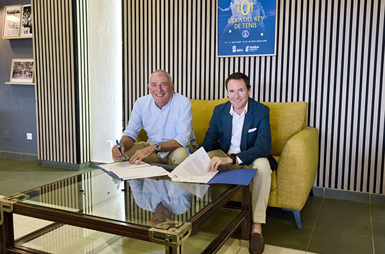 Foto firma convenio en el Club