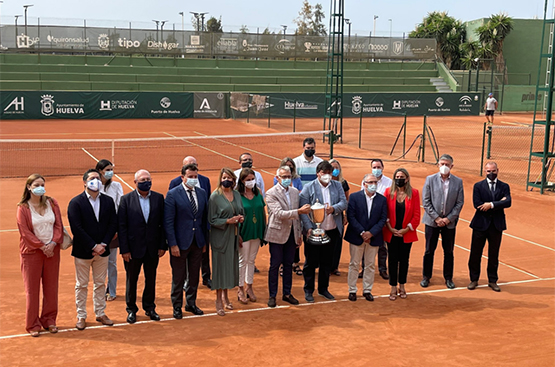 Foto familia autoridades y patrocinadores en pista