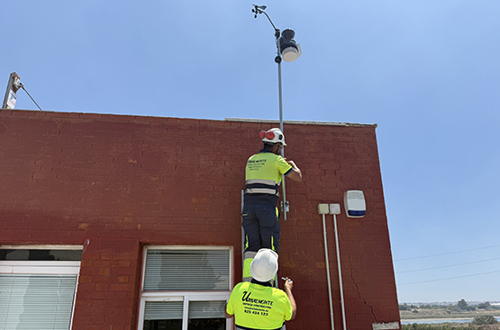 Foto operarios con la instalación en la EDAR
