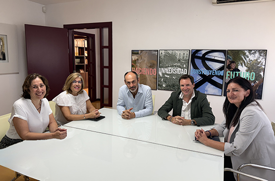 Foto familia reunión rectorado