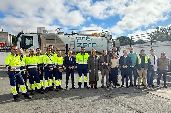 Foto familia alcaldesa con operarios