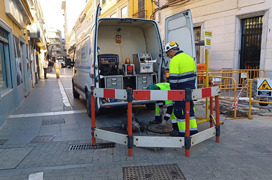 Foto operarios limpieza redes