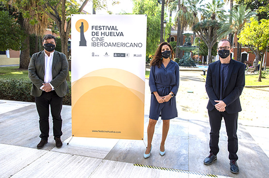 Foto Alcalde, gerente Aguas de Huelva  y director festival de cine