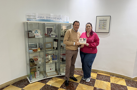 Foto entrega obsequio sede emahsa