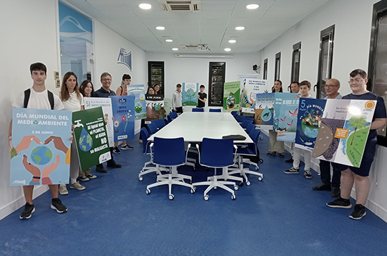 Foto alumnos con sus carteles.