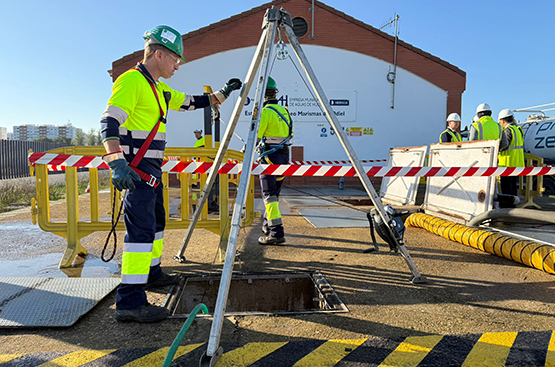 Operarios trabajando limpieza